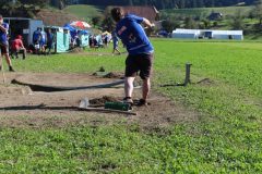 Hornusser-von-Schafhausen-beim-Abschlagen-scaled